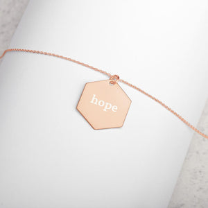 Collier hexagonal en argent gravé Hope