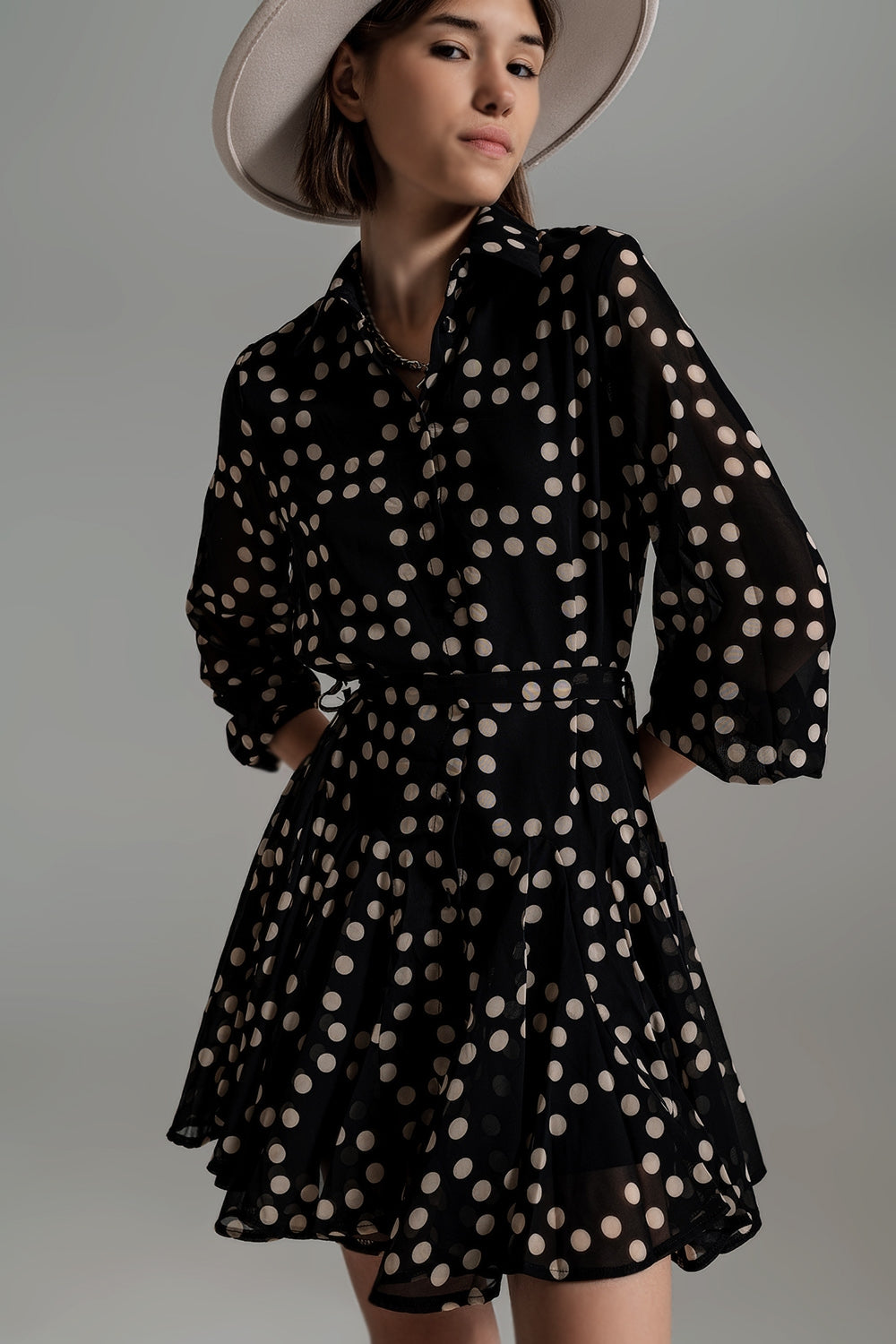 Robe à pois ajustée et volantée avec manches volumineuses en noir