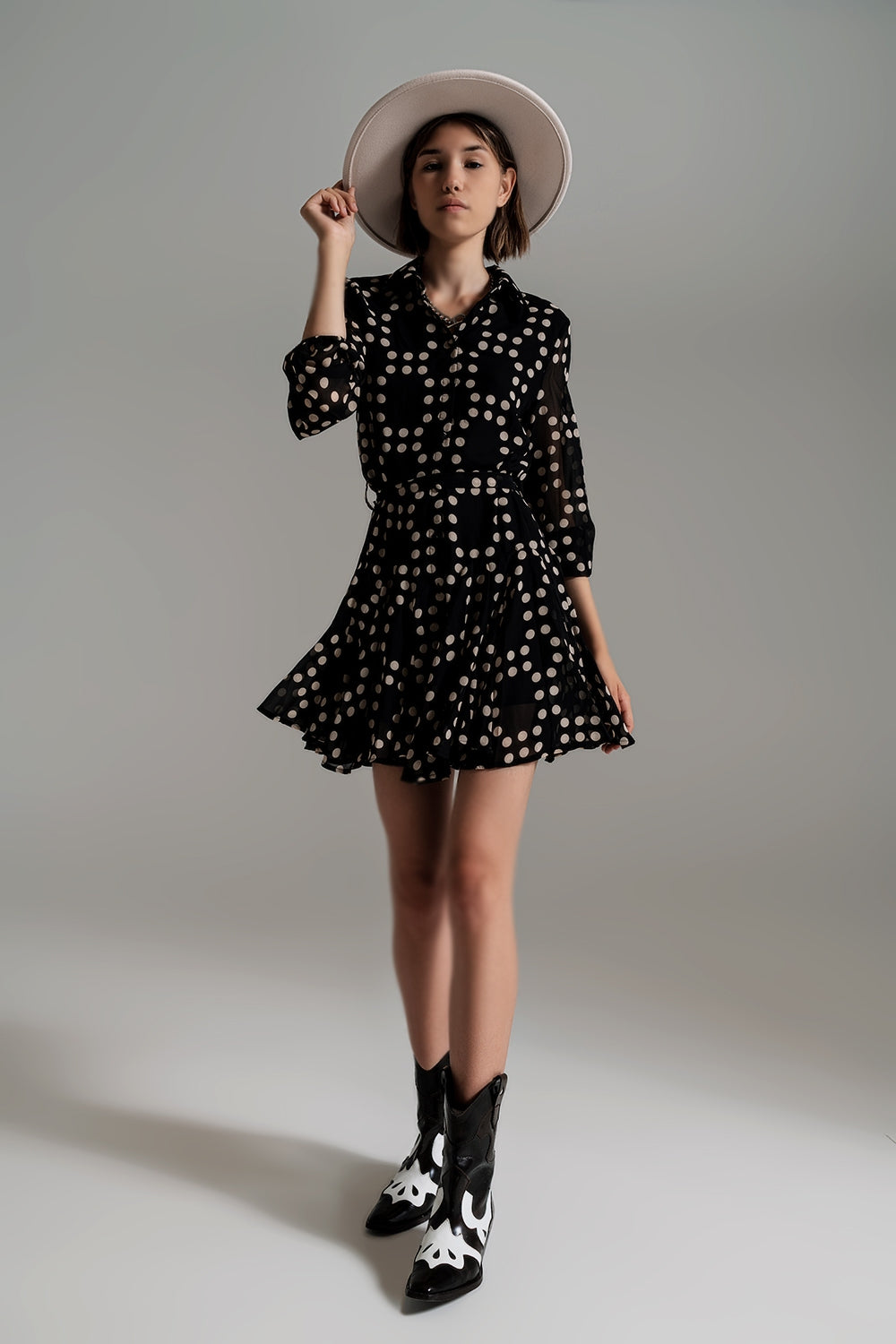 Robe à pois ajustée et volantée avec manches volumineuses en noir