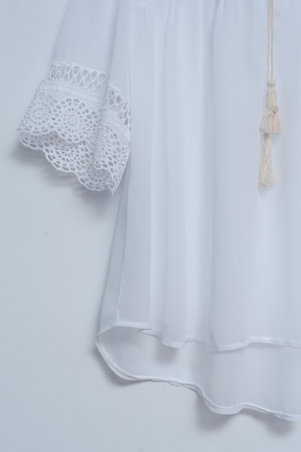 Blouse brodée nouée sur le devant en blanc