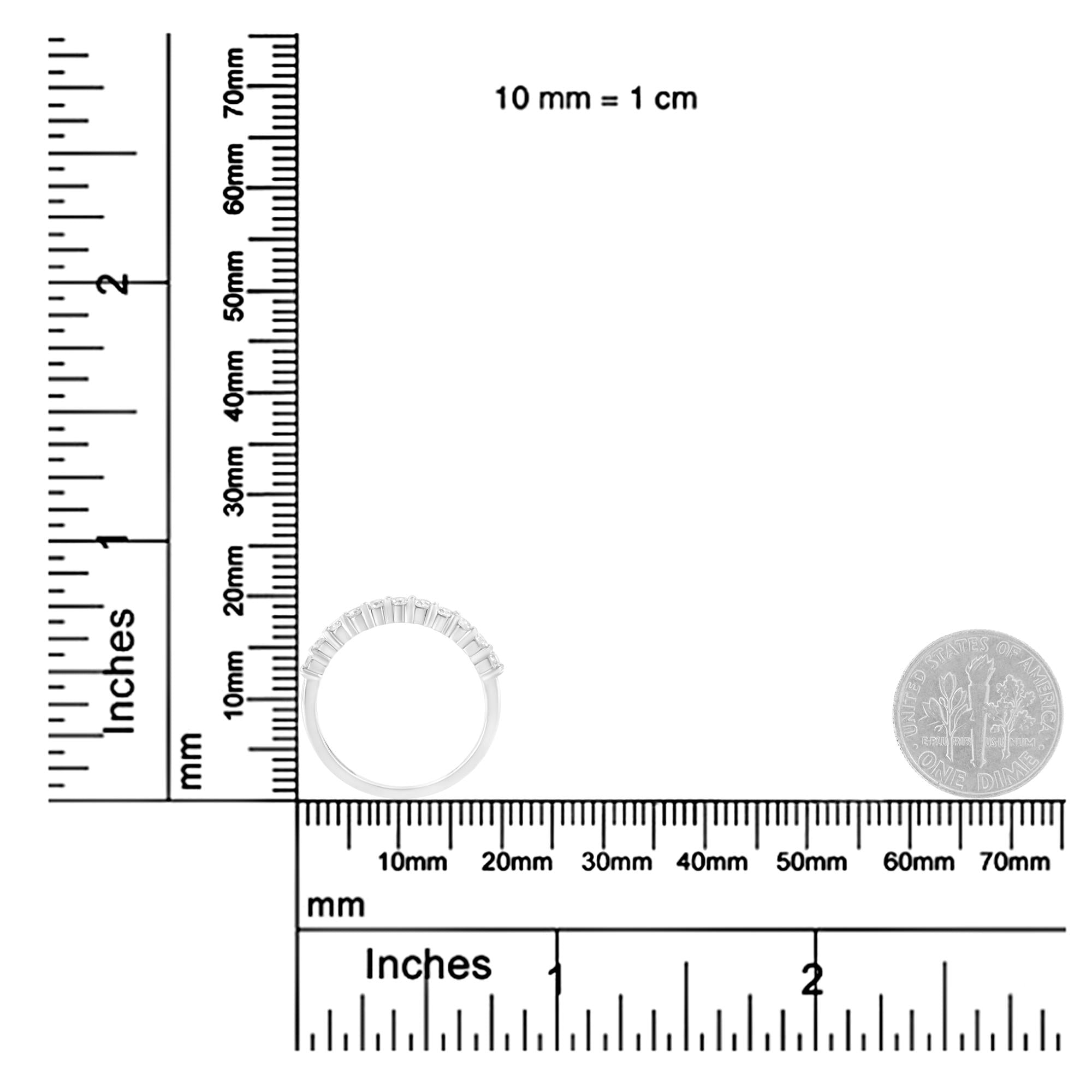 Diamant taille ronde brillant serti sur griffes partagées en argent sterling .925 1/2 carat