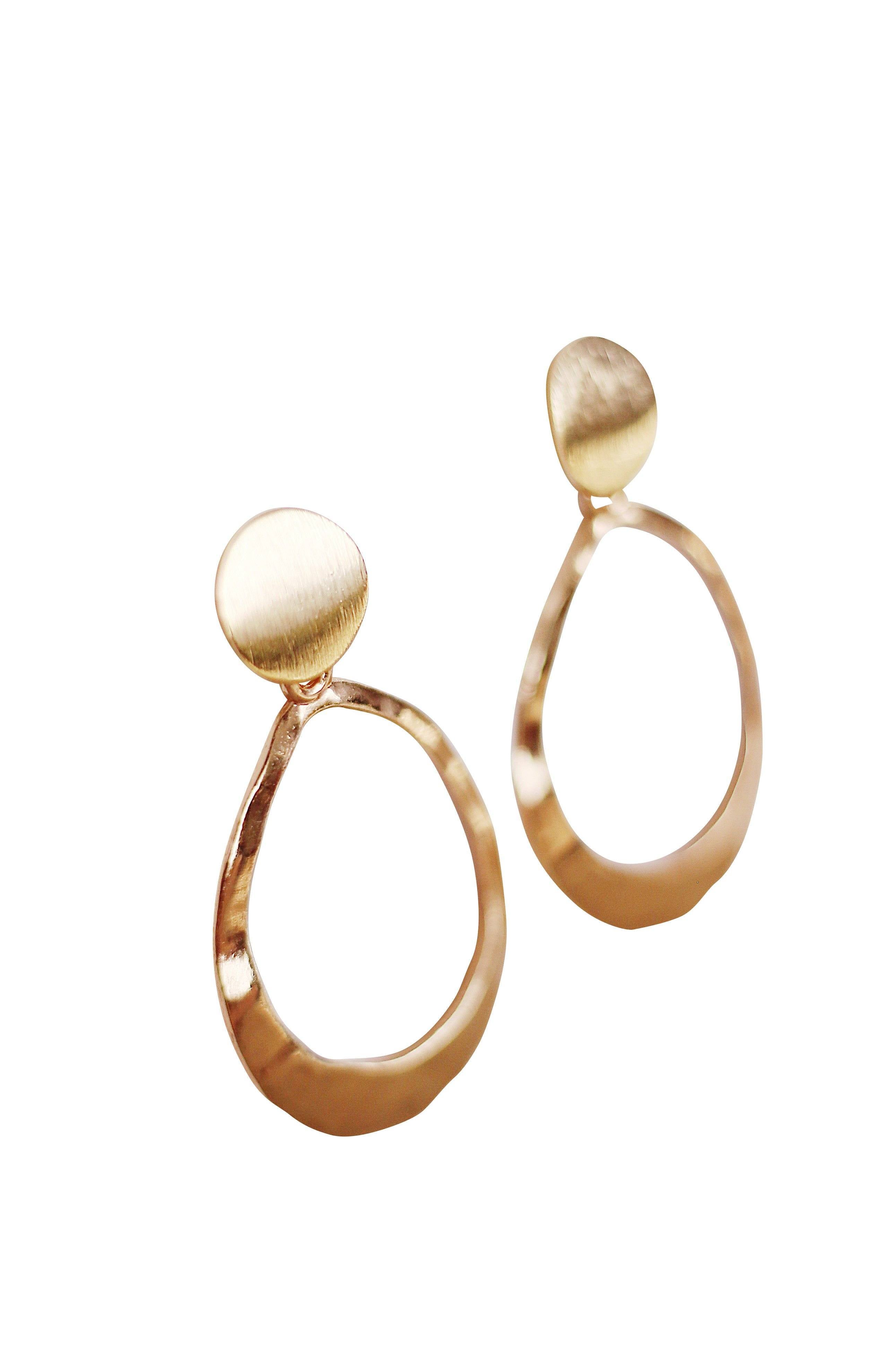 Kinsley Geometric Oval Earrings in Hammered Gold