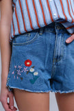 Short en denim bleu délavé moyen avec motif floral