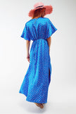 Robe longue cintrée à la taille avec manches ange à pois bleus