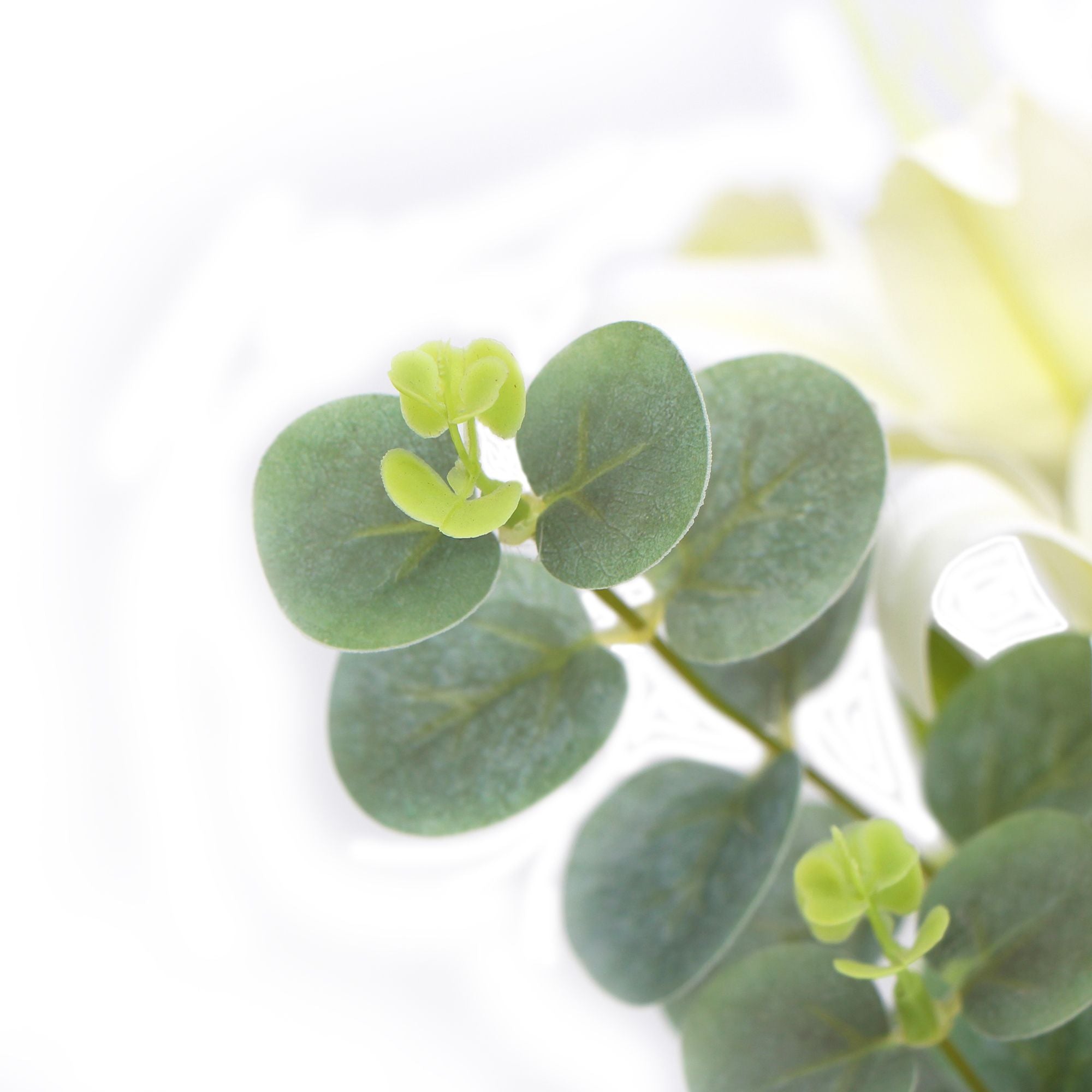 Faux lys blanc de qualité supérieure dans un vase en verre (bouquet de lys tigré avec eucalyptus)