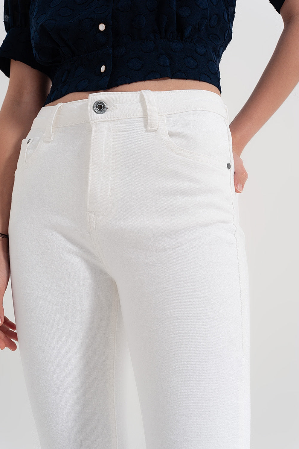 Pantalon droit blanc avec chevilles larges