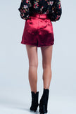 Short en satin rouge avec lien à la taille