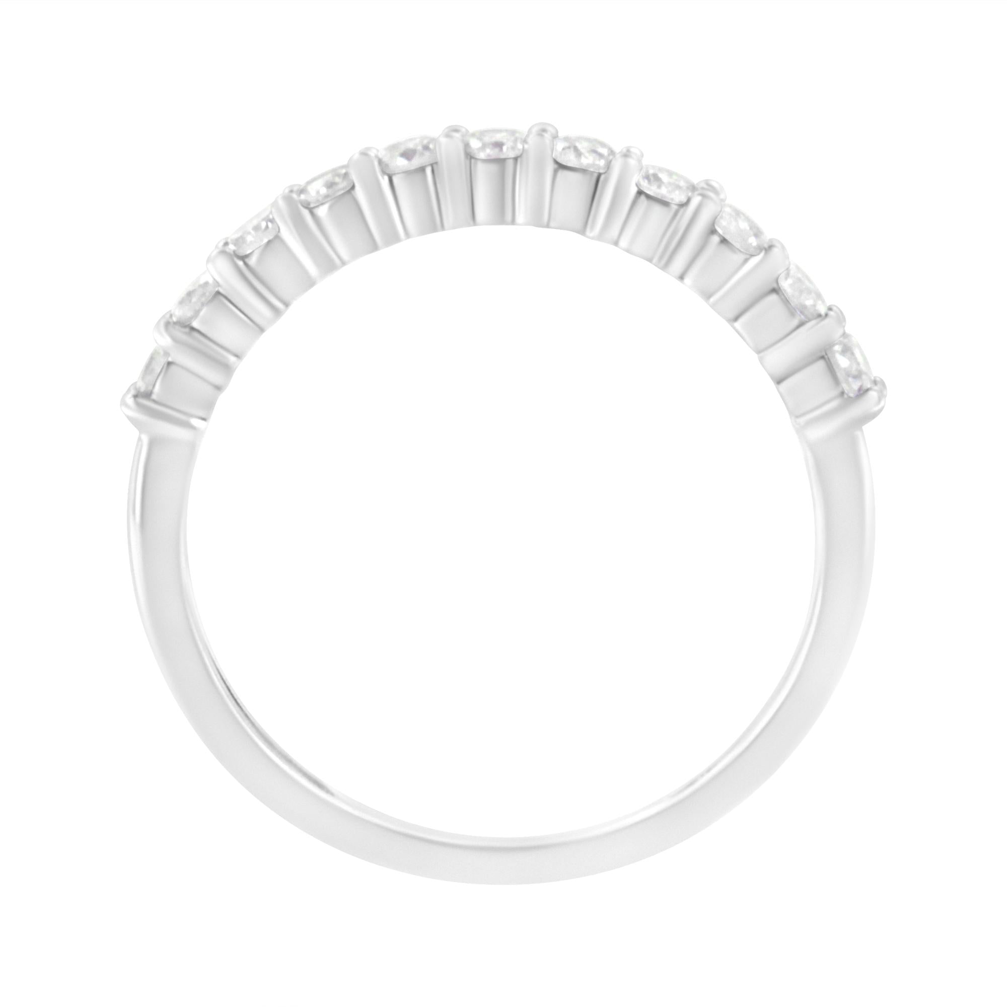 Diamant taille ronde brillant serti sur griffes partagées en argent sterling .925 1/2 carat