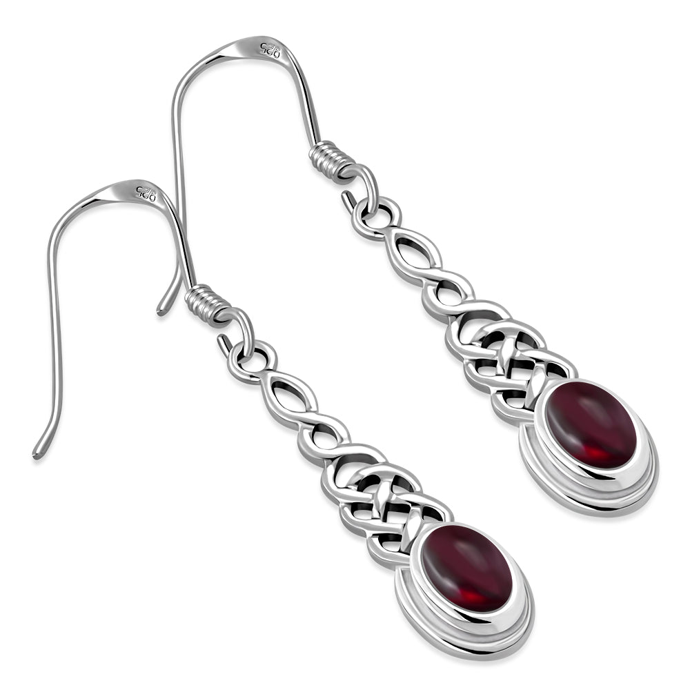 Boucles d'oreilles en argent avec nœud celtique long grenat