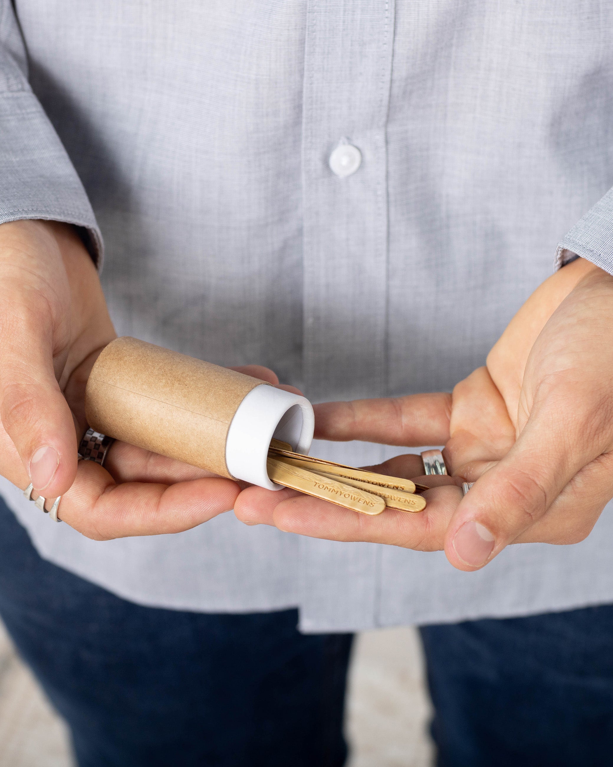 Séjours de collier en bois d’érable bouclé