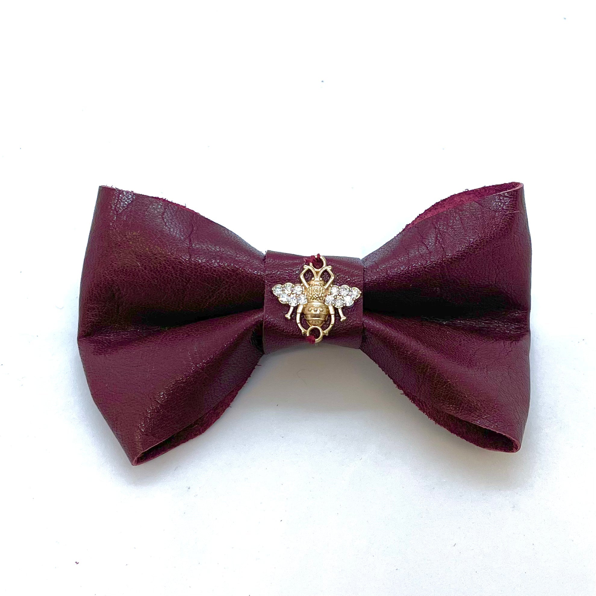 Collier de vin rouge, noeud papillon et laisse