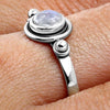 Bague en argent avec pierre de lune arc-en-ciel