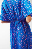 Robe longue cintrée à la taille avec manches ange à pois bleus