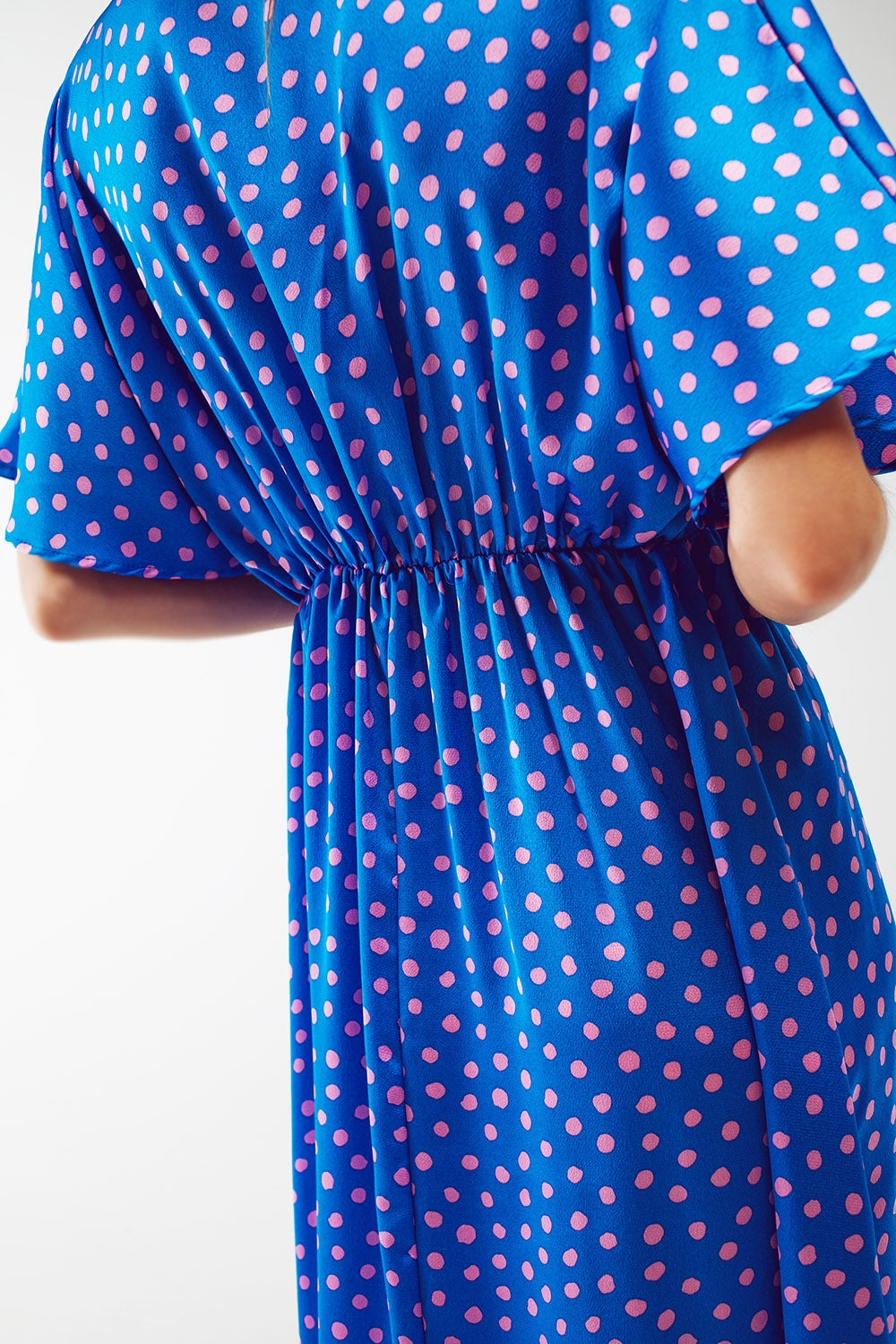 Robe longue cintrée à la taille avec manches ange à pois bleus