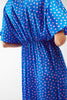 Robe longue cintrée à la taille avec manches ange à pois bleus