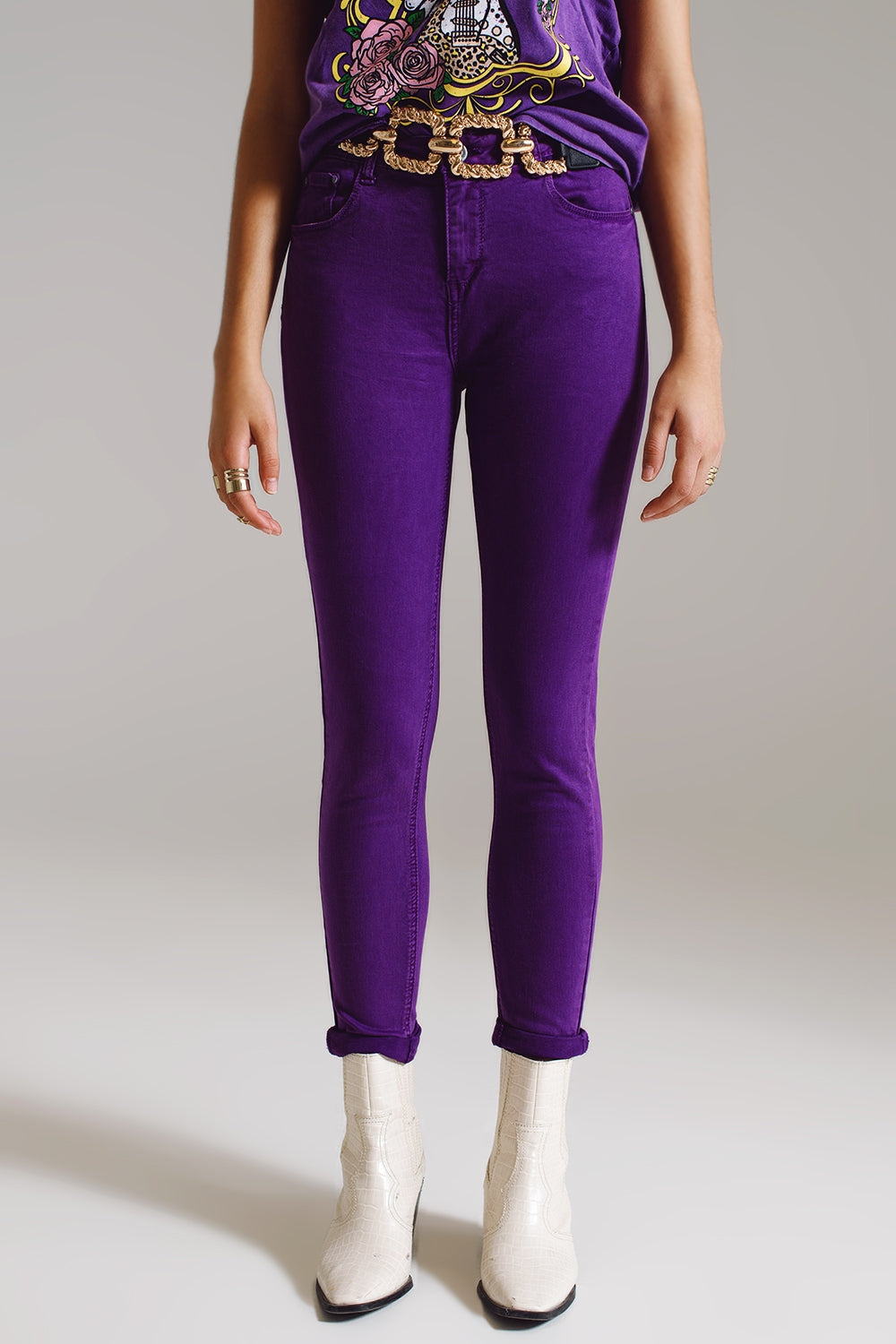 Jean skinny violet à la cheville avec des rides douces