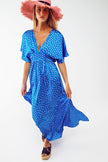 Robe longue cintrée à la taille avec manches ange à pois bleus