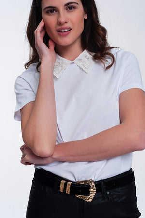 T-shirt avec détail de col en blanc