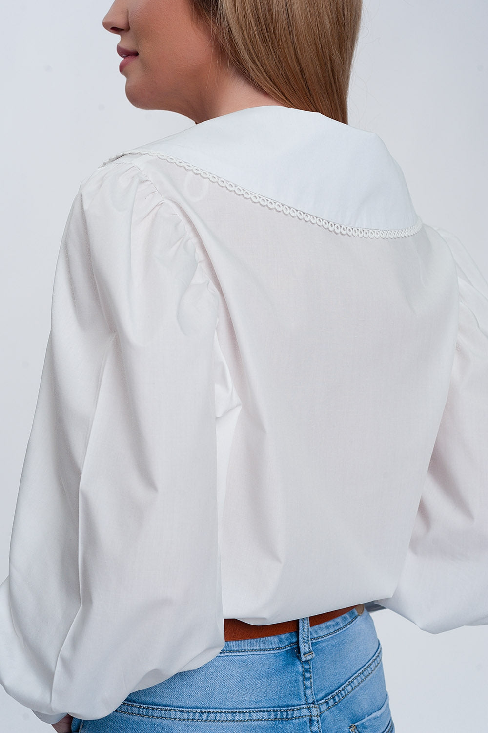 Chemise à col surdimensionnée en blanc