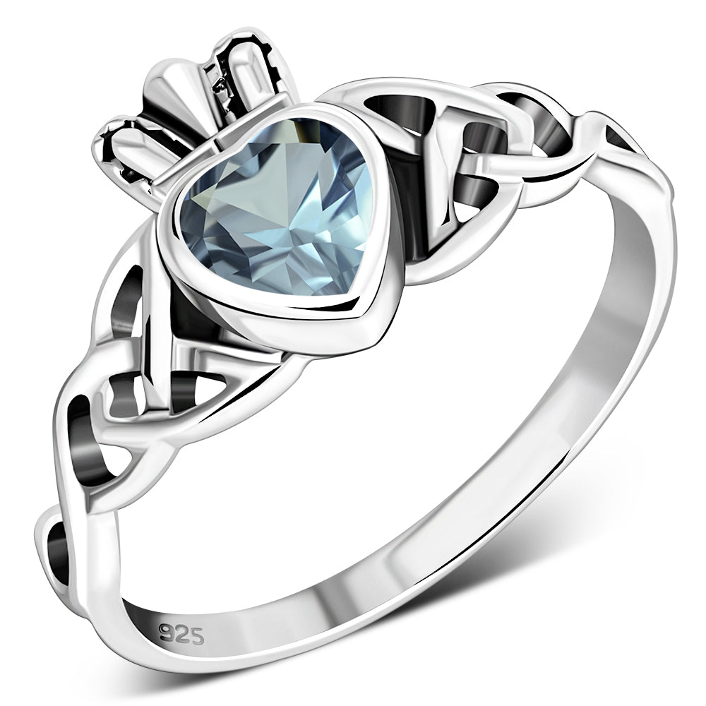 Bague en argent de Claddagh avec topaze bleue et nœud Trinity