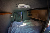 Petite caravane de camping avec couchage intérieur et tente