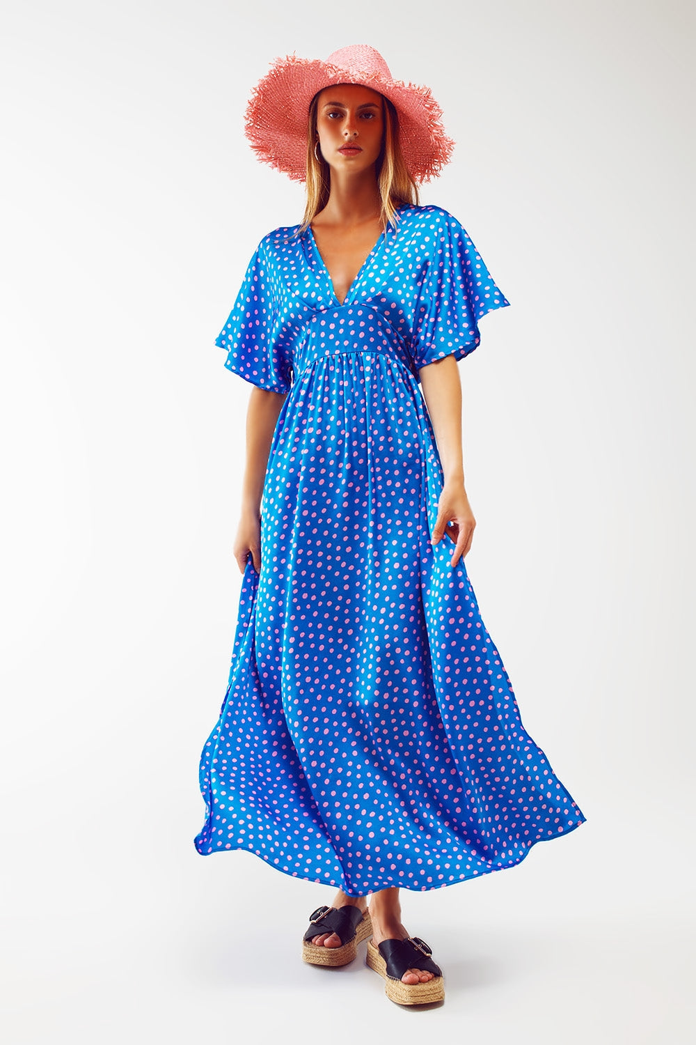 Robe longue cintrée à la taille avec manches ange à pois bleus