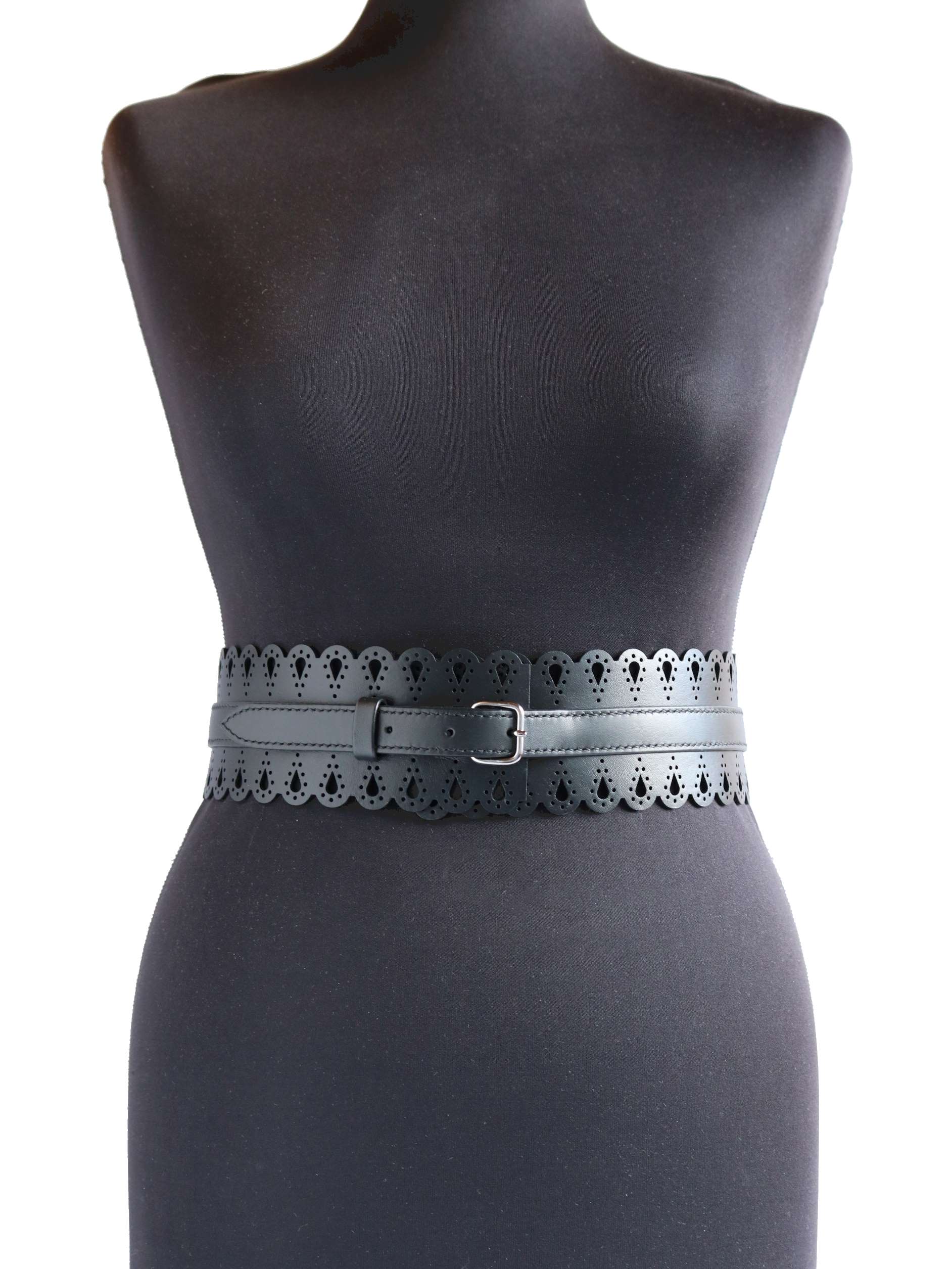 Ceinture en cuir. Large ceinture en cuir.