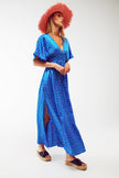 Robe longue cintrée à la taille avec manches ange à pois bleus