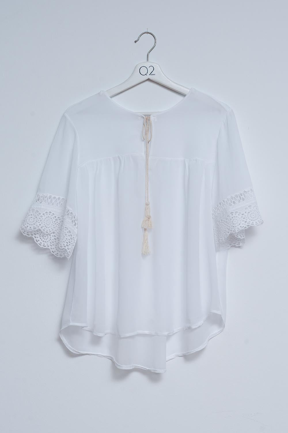 Blouse brodée nouée sur le devant en blanc