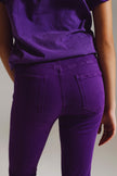 Jean skinny violet à la cheville avec des rides douces