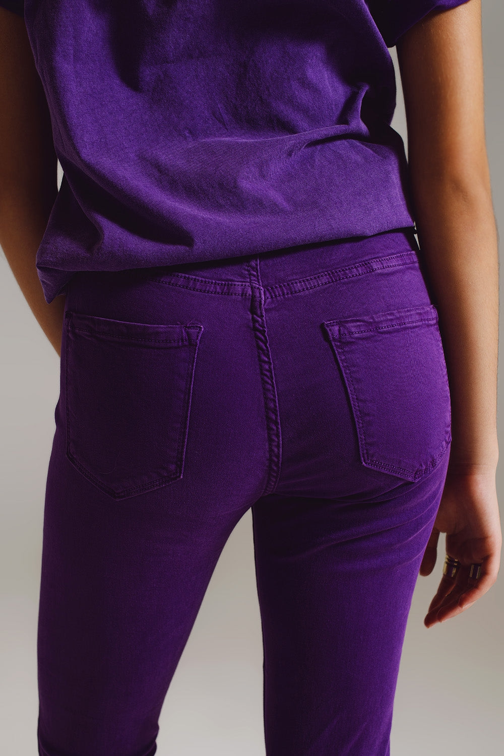 Jean skinny violet à la cheville avec des rides douces