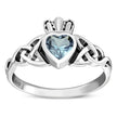 Bague en argent de Claddagh avec topaze bleue et nœud Trinity