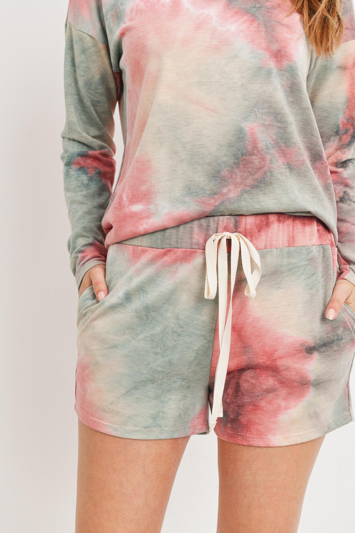 Ensemble haut et short tie-dye avec lien à nouer