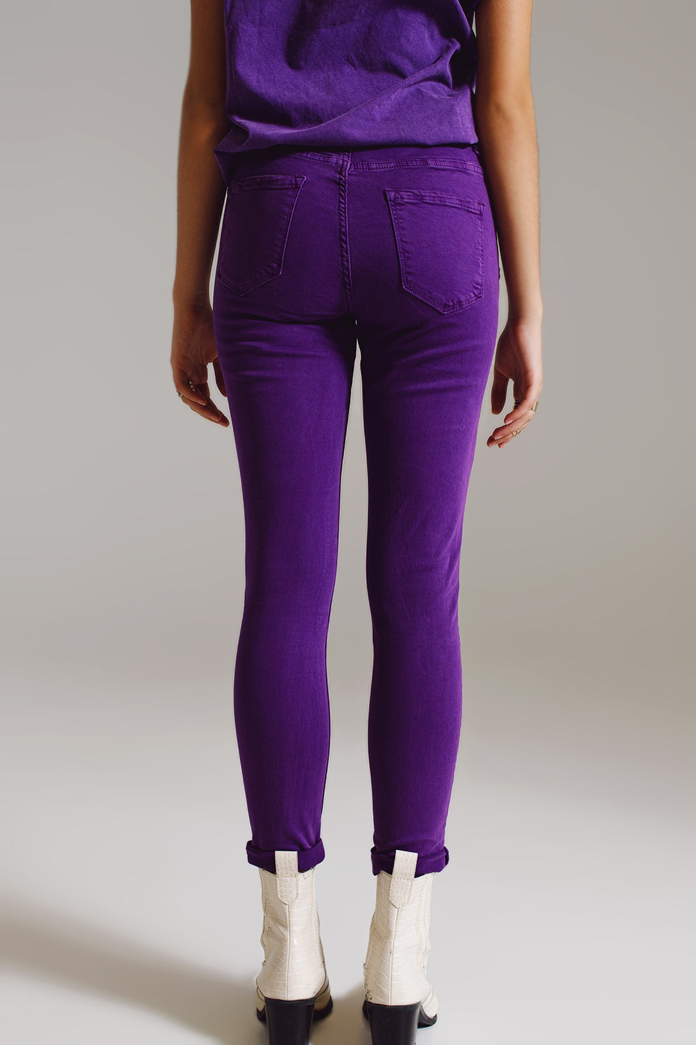 Jean skinny violet à la cheville avec des rides douces