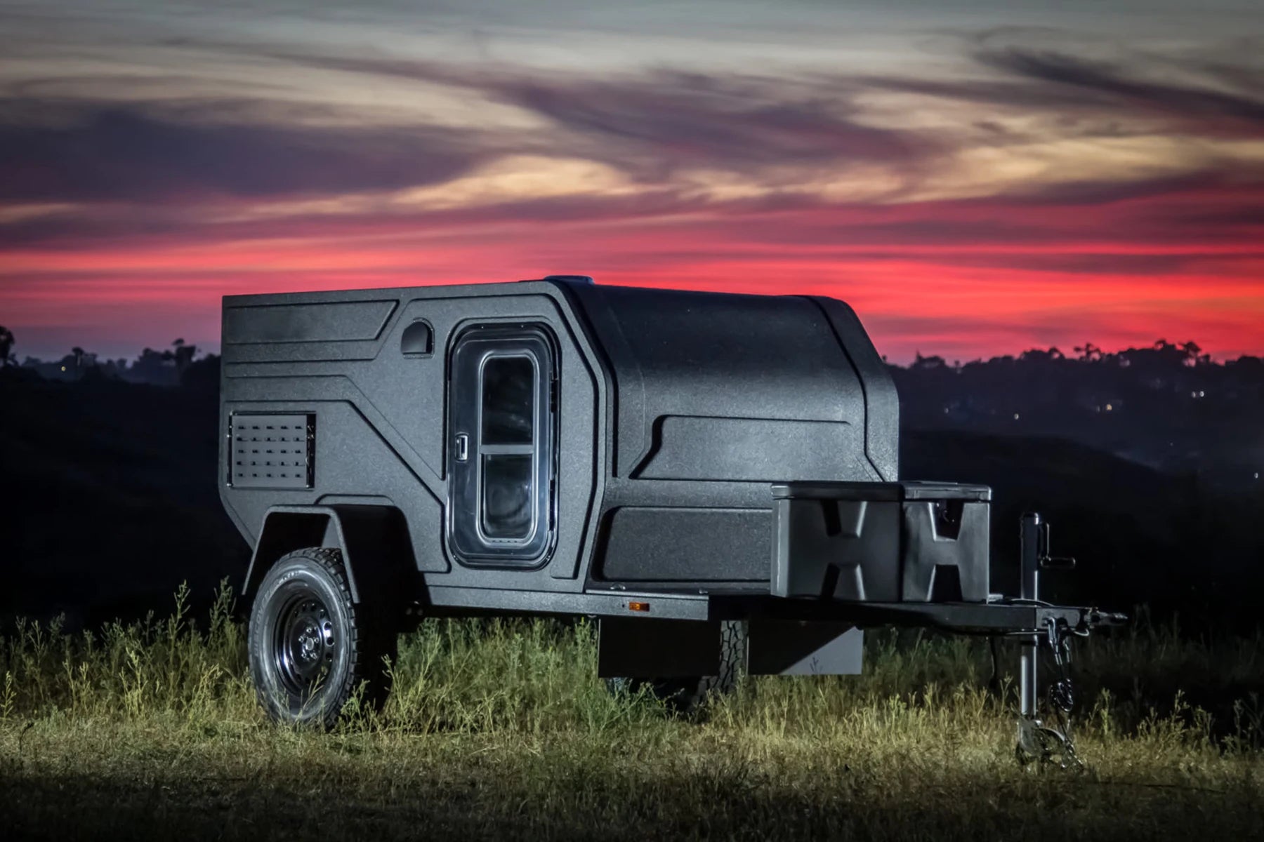 Petite caravane de camping avec couchage intérieur et tente