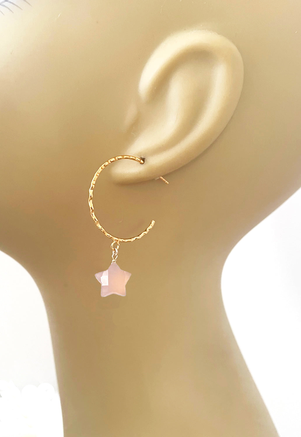 Boucles d'oreilles créoles martelées en quartz rose